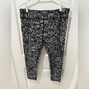 Lululemon capri pants with scalloped edging